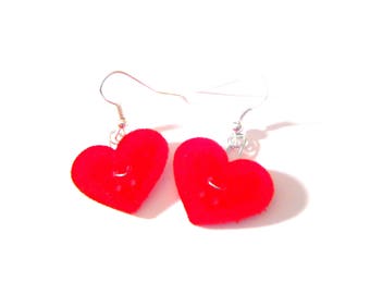 Boucles d'oreilles TÊTE À TÊTE petits coeurs doux velours rouges boucles faites main avec des petits boutons par The Sausage