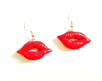 Boucles d'oreilles LUSH LIPS sur commande bouches rouges miniatures en pâte polymère par The Sausage