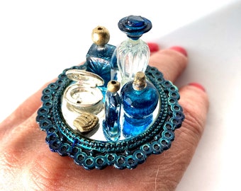 Bague MADAME DU BARRY ajustable bleue et blanc avec parfums miniatures mini miroir et peigne miniature par The Sausage