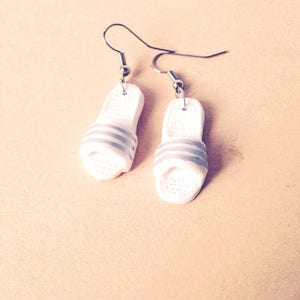 Boucles d'oreilles Les PTITES CLAQUETTES de THALASSO chaussures miniatures blanc et argent par The Sausage image 5