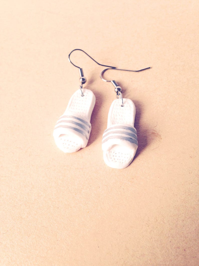 Boucles d'oreilles Les PTITES CLAQUETTES de THALASSO chaussures miniatures blanc et argent par The Sausage image 5