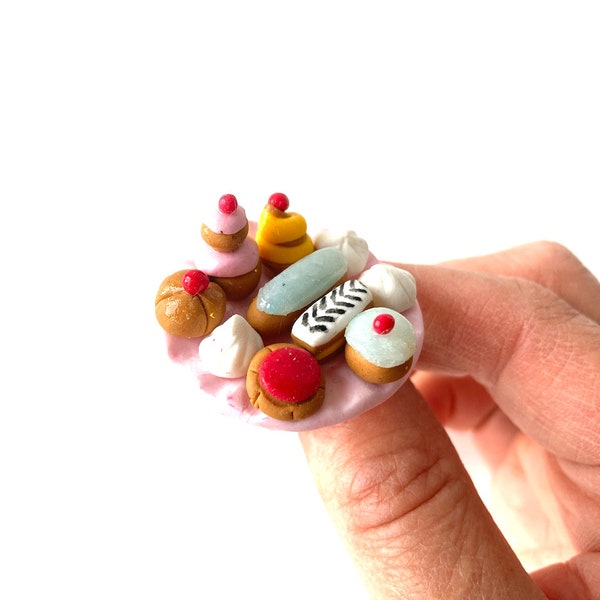 Bague ajustable BOMBANCE assiette de pâtisseries miniatures faites main pastel par The Sausage