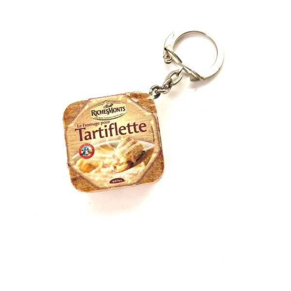 Porte clé TARTIFLETTE pendentif fromage de tartiflette miniature charm mignon en bois recyclé par The Sausage