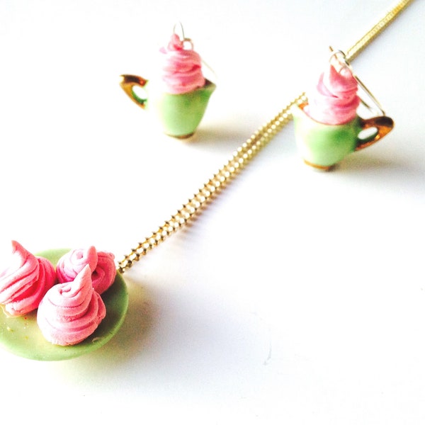 Parure de bijoux MÉMÉ est DE SORTIE sautoir et boucles d'oreilles vert et rose petites meringues miniatures bijou gourmand par The Sausage