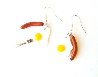 Boucles d'oreilles EGGS AND SAUSAGE oeufs au plats avec saucisse knack miniatures pâte polymère par The Sausage