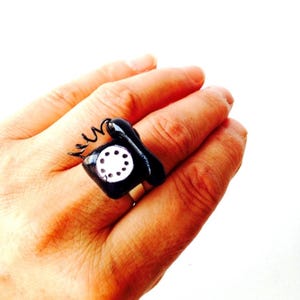 CALL ME Ring Miniatur schwarzes Telefon handgefertigt von The Sausage Original Kreation Juli 2021
