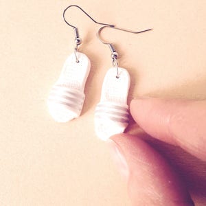 Boucles d'oreilles Les PTITES CLAQUETTES de THALASSO chaussures miniatures blanc et argent par The Sausage image 3