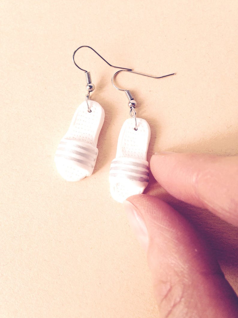 Boucles d'oreilles Les PTITES CLAQUETTES de THALASSO chaussures miniatures blanc et argent par The Sausage image 3