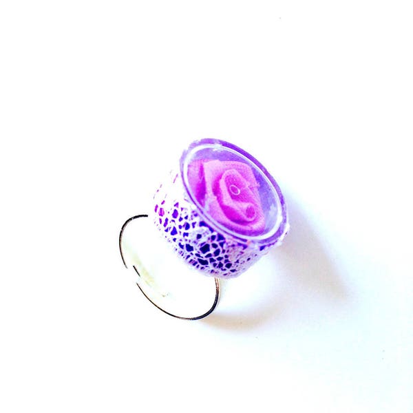 Bague La Rose Juste Éclose rose en tissu boîte ornée de dentelle BLANC et VIOLET par The Sausage