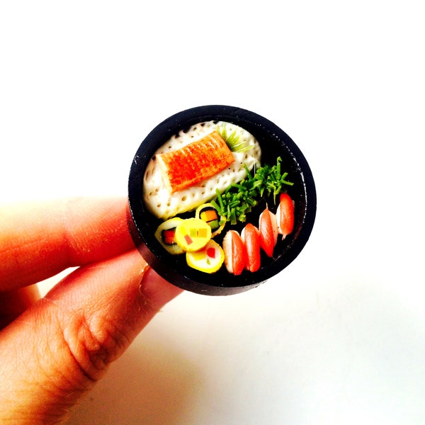 Bague LES SUSHI plateau de sushis miniatures noir multicolore pâte polymère bijou par The Sausage