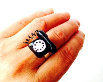 CALL ME-Ring, schwarzes Miniaturtelefon, handgefertigt von The Sausage, Originalkreation, Juli 2021