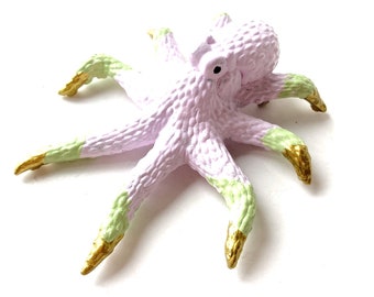 Broche THE OCTOPUS pieuvre géante mauve vert anis et dorée bijou maximaliste upcycling plastique par The Sausage