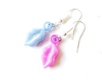 Boucles d'oreilles BISOUS GIVRÉS bouches rose et bleu nacré miniatures en plastique par The Sausage