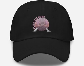 Könnte beinhalten: Eine schwarze Baseballkappe mit einem rosa Kreis und dem Text "Word to your mother" auf der Vorderseite. Im Kreis befindet sich ein rosa-weißes Bild einer Kugel.