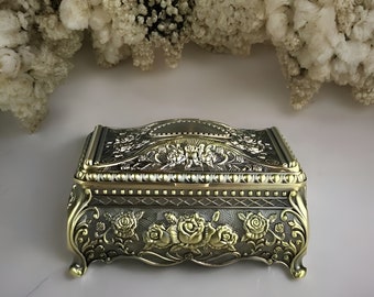 Elegant Vintage Jewelry Box: Handcrafted Décor