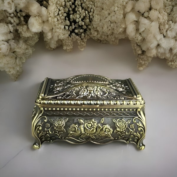 Elegant Vintage Jewelry Box: Handcrafted Décor