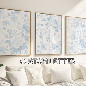 Conjunto de 3 letras florais personalizadas Chinoiserie, decoração para casa em azul claro, arte de parede azul personalizada, impressão de quarto com flores azuis, inicial de nome branca