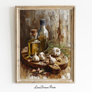 Könnte beinhalten: Gerahmter Kunstdruck mit einem Stillleben aus Olivenölflaschen, Knoblauchzehen und Kräutern auf einem Holzbrett. Das Kunstwerk hat eine warme Farbpalette mit Braun-, Gelb- und Grüntönen. Der Druck ist mit "Luna Dream Prints" signiert.