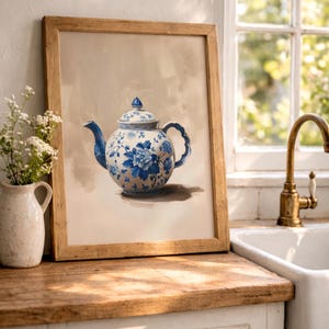Könnte beinhalten: Gerahmter Druck einer blau-weißen Blumenvase. Die Teekanne hat einen gebogenen Ausguss und Griff sowie einen passenden Deckel. Das Kunstwerk ist vor einem neutralen Hintergrund und in hellem Holz gerahmt.