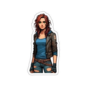 Puede incluir: Una mujer con cabello rojo y ojos verdes lleva una camisa azul, una chaqueta de cuero marrón y jeans azules con roturas. Lleva guantes negros sin dedos.