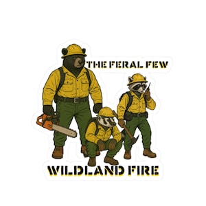 Puede incluir: Una pegatina con tres animales antropomórficos vestidos de bomberos. Un oso con una motosierra, un tejón con un pico y un mapache con una radio. El texto "THE FERAL FEW" y "WILDLAND FIRE" está presente.