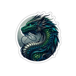 Puede incluir: Una pegatina con una ilustración detallada de un dragón verde y azul sobre un fondo blanco.
