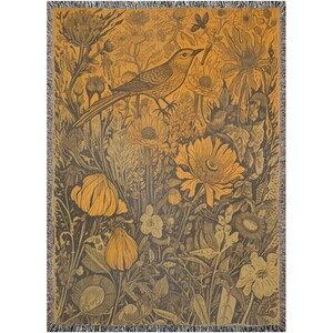 Könnte beinhalten: Eine gewebte Wanddecke mit gelbem Hintergrund und einem schwarz-weißen Muster aus einem Vogel und Blumen.