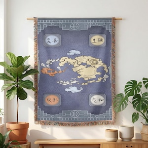 Può includere: Un arazzo blu con un disegno a mappa, con quattro elementi circolari con caratteri cinesi. La mappa raffigura masse terrestri in tonalità beige e arancione, con dettagli di nuvole bianche. L'arazzo è frangiato.