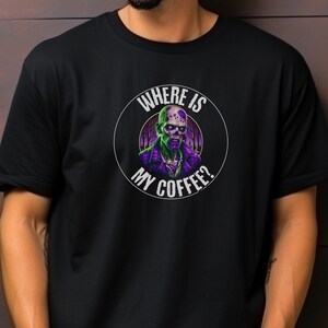 Könnte beinhalten: Schwarzes T-Shirt mit einem Grafikdruck eines Zombies mit dem Text "Where is my coffee?" in einem Kreis.