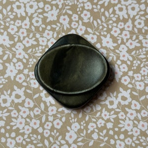 Conjunto de 2 botões vintage robustos de baquelite Art Déco marmorizados em verde