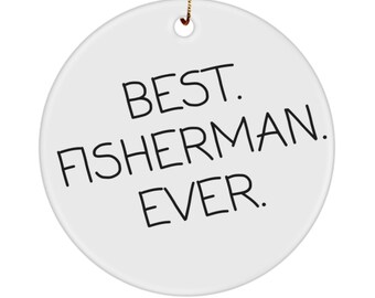 Op de afbeelding: Witte kerstbal van keramiek met zwarte tekst die "BEST. FISHERMAN. EVER." luidt.