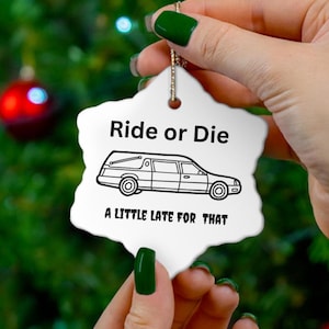 Adorno de cerámica divertido con la imagen de un director de funerales que viaja o muere en un coche fúnebre, recuerdo, regalo de funerario, decoración navideña mórbida, adorno de duelo único