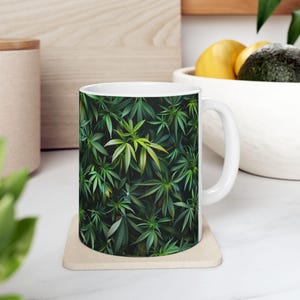 Grande tasse à café, plantes de cannabis, marijuana, tasse, cacao, infusion, pot, herbes aromatiques, fumer, planer, THC, CBD, fumée de joint, boisson java