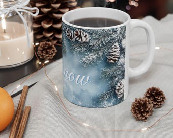Taza de café con guirnalda de acebo y piñas, personalizable con cualquier texto, decoración festiva de invierno, para Navidad.