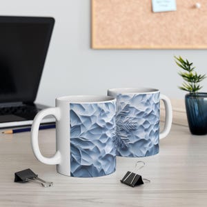 Taza de café con diseño de escultura de hielo de copo de nieve congelado, taza grande de cerámica con temática de invierno nevado, decoración artística navideña. imagen 3