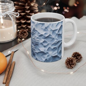 Taza de café con diseño de escultura de hielo de copo de nieve congelado, taza grande de cerámica con temática de invierno nevado, decoración artística navideña. imagen 2