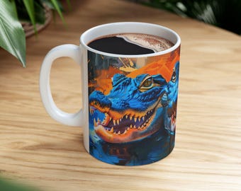 Puede incluir: Taza de cerámica blanca con un diseño abstracto colorido con dos cabezas de caimán. La taza está llena de café.
