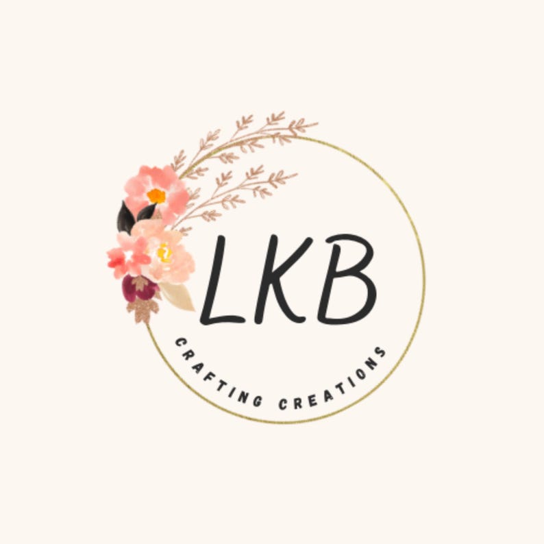 K&ouml;nnte beinhalten: Ein kreisf&ouml;rmiges Logo mit dem schwarzen Text LKB in einer Schreibschrift, darunter die W&ouml;rter CRAFTING CREATIONS in einer serifenlosen Schrift. Ein B&uuml;ndel aus rosa, pfirsichfarbenen und dunkelroten Aquarellblumen mit d&uuml;nnen Zweigen ziert die linke Seite.