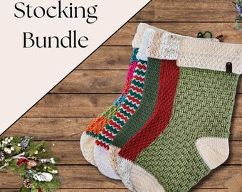Puede incluir: Un conjunto de cinco calcetines navideños hechos a mano en varios colores y patrones. Los calcetines incluyen diseños de ganchillo verdes, rojos y blancos, con un puño color crema. El texto "Stocking Bundle" está en la esquina superior izquierda.