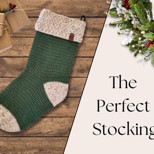 Puede incluir: Un calcetín navideño de ganchillo verde y beige hecho a mano con una etiqueta de cuero. El calcetín tiene un puño y una puntera beige. El texto "The Perfect Stocking" es visible en la imagen.