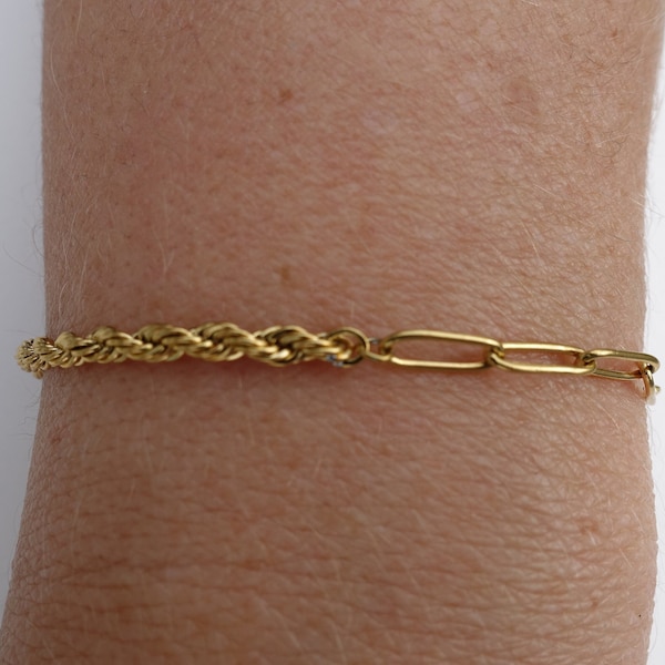 Goldfarbenes Armband aus Edelstahl mit Karabiner-Verschluss. Länge ist ca. 16,5cm plus einem ca. 3 cm Verlängerungskettchen.