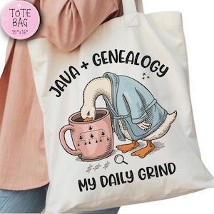 以下が含まれることがあります： 「JAVA + GENEALOGY MY DAILY GRIND」の文字が入ったクリーム色のトートバッグ。ピンク色のマグカップから飲んでいるバスローブ姿のアニメのガチョウが描かれています。バッグのサイズは38cm x 41cmです。