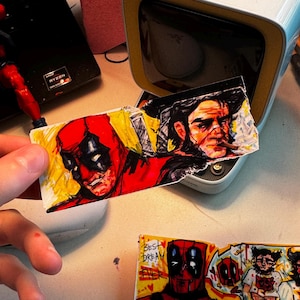 Adesivo Deadpool e Wolverine da un grande album da disegno, vibrazioni amore-odio x texture come un album da disegno strappato x ritratto di Logan