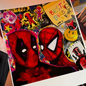 Puede incluir: Una ilustración colorida de Deadpool y Spiderman con el texto "BEST BROS EVER" y "LOVE U" en una nota adhesiva amarilla.