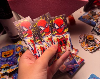 Pegatina divertida de la camiseta de Spider-Man x Deadpool de Hello Kitty, hecha con un divertido diseño de cuaderno de bocetos.