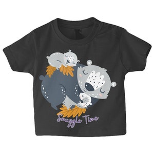 T-shirt bébé blaireau : des câlins douillets avec un ami de la forêt image 8