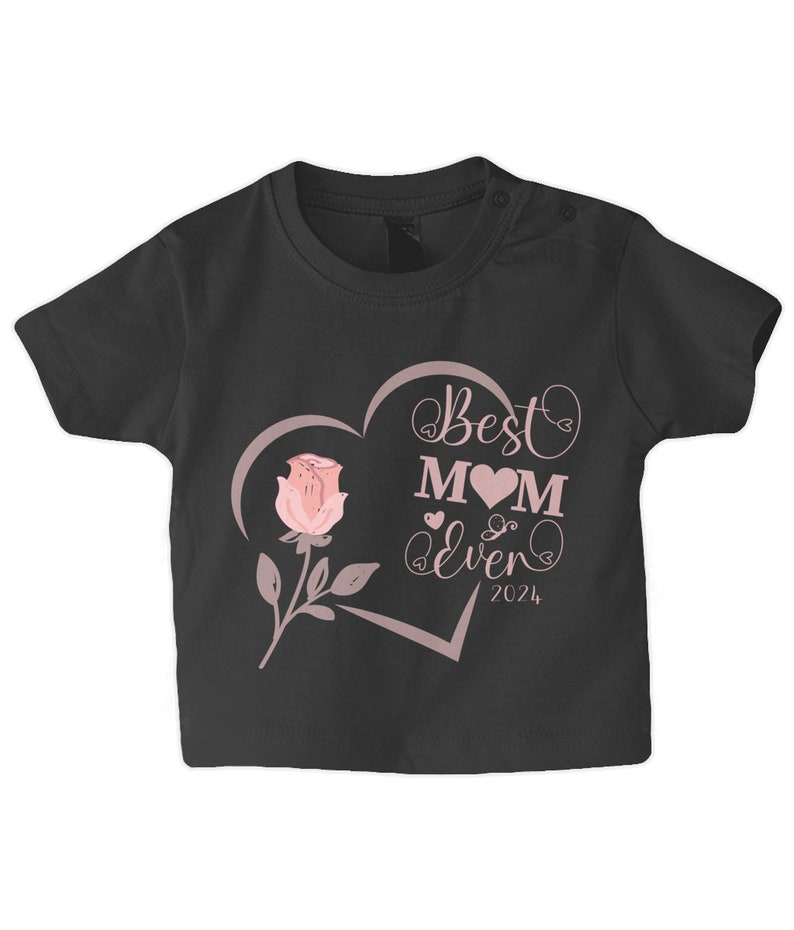 Best Mum Ever 24 Kinder T-Shirt Feiern Sie Mamas Faszination mit Weichem Baumwollstoff und Druckknöpfen Perfekt für Geburtstage und den Muttertag Bild 9