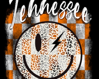Pode incluir: Um rosto sorridente branco com um raio em um olho, sobre um fundo xadrez laranja e branco. A palavra "Tennessee" está escrita em branco com letra cursiva acima do rosto sorridente.