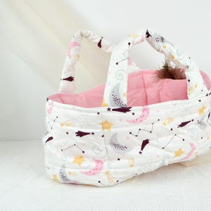 Bolsa de boneca de algodão branco-rosa para boneca Paola Reina de 13 a 15 polegadas, bolsa de viagem feita à mão com design espacial, presente para uma criança pequena, cesta de boneca