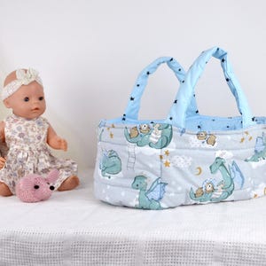 Cesta de boneca com padrão de dragões adormecidos, bolsa de boneca para 13-15 polegadas Paola Reina, bolsa de viagem feita à mão com design de conto de fadas Presente para uma criança pequena